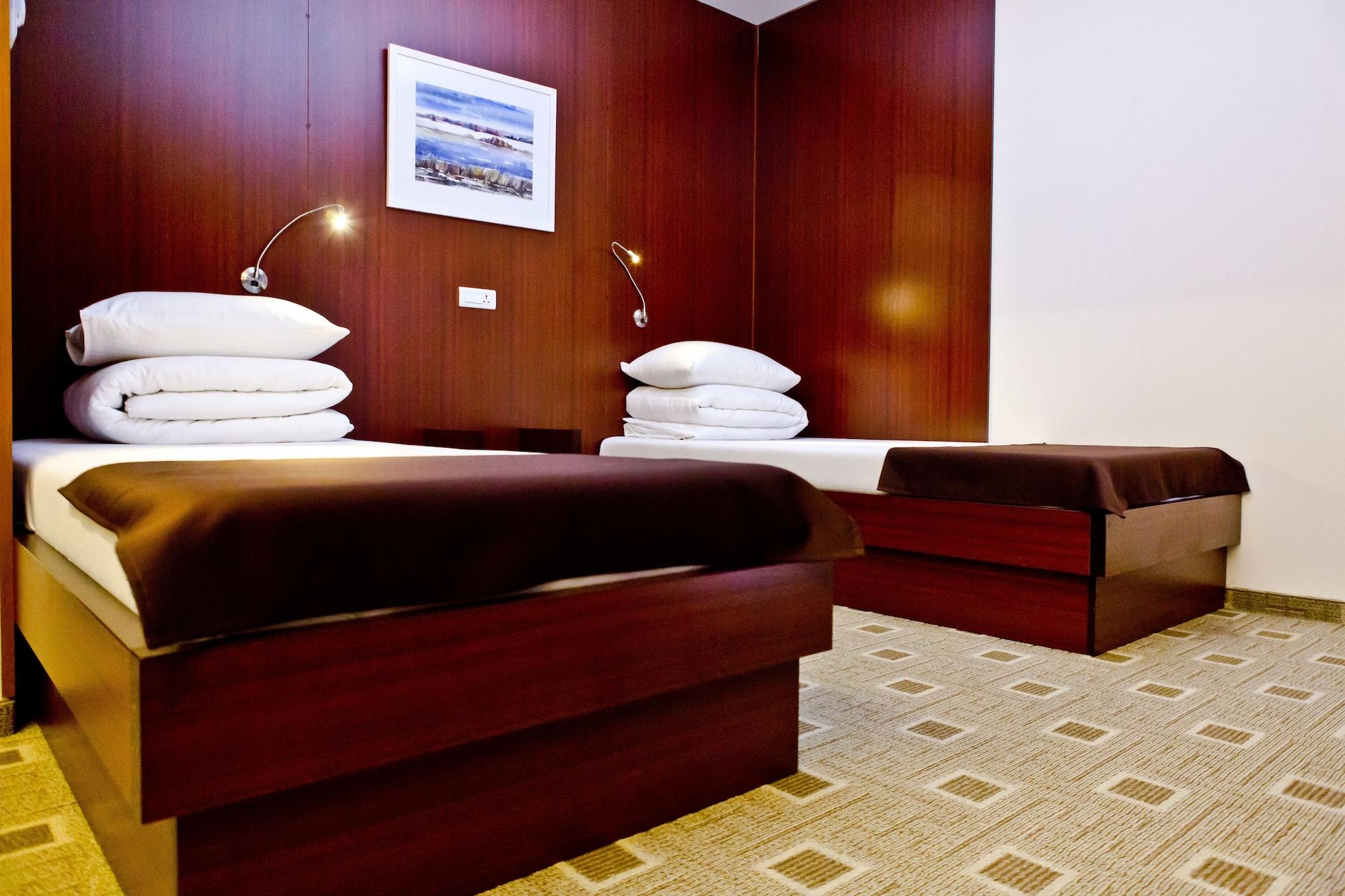 บิซิเนส แอนด์ สปา โฮเต็ล ออยซี Hotel คีชีเนา ภายนอก รูปภาพ